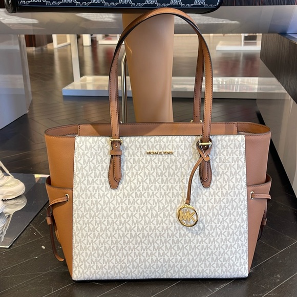 MICHAEL KORS GILLY LARGE DRAWSTRING TRAVEL SHOULDER TOTE SIGNATURE 
VANILLA 
NWT - Picture 15 of 16